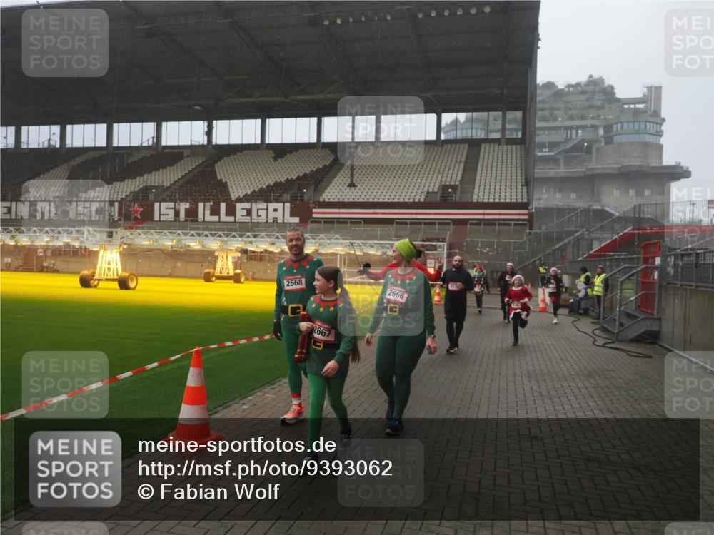 07.12.2025 - St. Pauli X-Mass-Run No. 15 Fabian Wolf http://msf.ph/oto/9393062 07.12.2025 10:15:19 Ziel 308, 431, 436, 438, 1180, 1183, 1885, 2666, 2667, 2668, 3103, 4494, 4536 meine-sportfotos.de