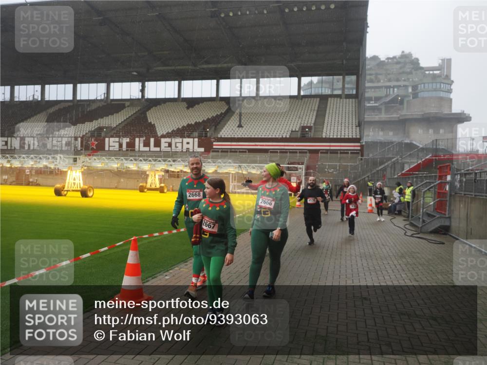 07.12.2025 - St. Pauli X-Mass-Run No. 15 Fabian Wolf http://msf.ph/oto/9393063 07.12.2025 10:15:19 Ziel 308, 431, 436, 438, 1180, 1183, 1885, 2666, 2667, 2668, 3103, 4494, 4536 meine-sportfotos.de