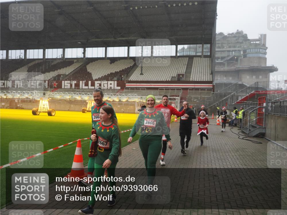 07.12.2025 - St. Pauli X-Mass-Run No. 15 Fabian Wolf http://msf.ph/oto/9393066 07.12.2025 10:15:20 Ziel 308, 431, 436, 438, 1180, 1183, 1885, 2666, 2667, 2668, 3103, 4494, 4536 meine-sportfotos.de
