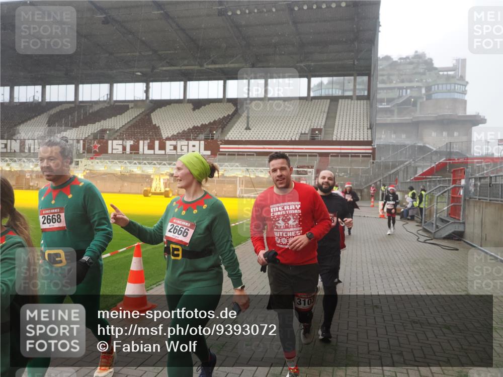 07.12.2025 - St. Pauli X-Mass-Run No. 15 Fabian Wolf http://msf.ph/oto/9393072 07.12.2025 10:15:21 Ziel 308, 431, 436, 438, 1180, 1183, 1885, 2666, 2667, 2668, 3103, 4494, 4536 meine-sportfotos.de