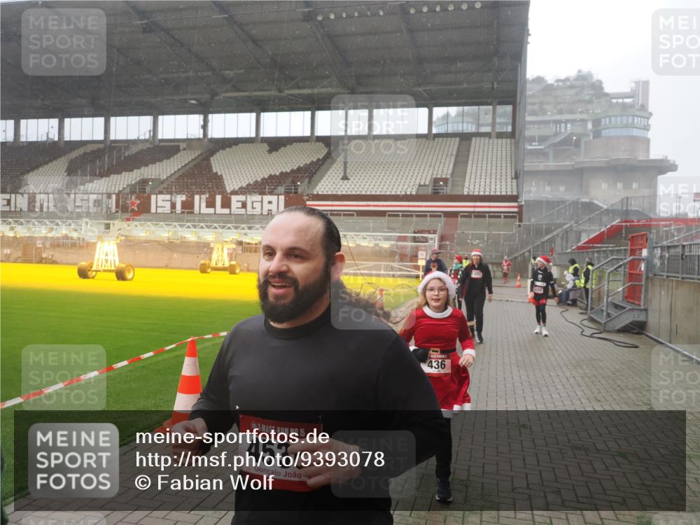 07.12.2025 - St. Pauli X-Mass-Run No. 15 Fabian Wolf http://msf.ph/oto/9393078 07.12.2025 10:15:22 Ziel 308, 431, 436, 438, 1180, 1183, 1885, 2666, 2667, 2668, 3103, 4494, 4536 meine-sportfotos.de