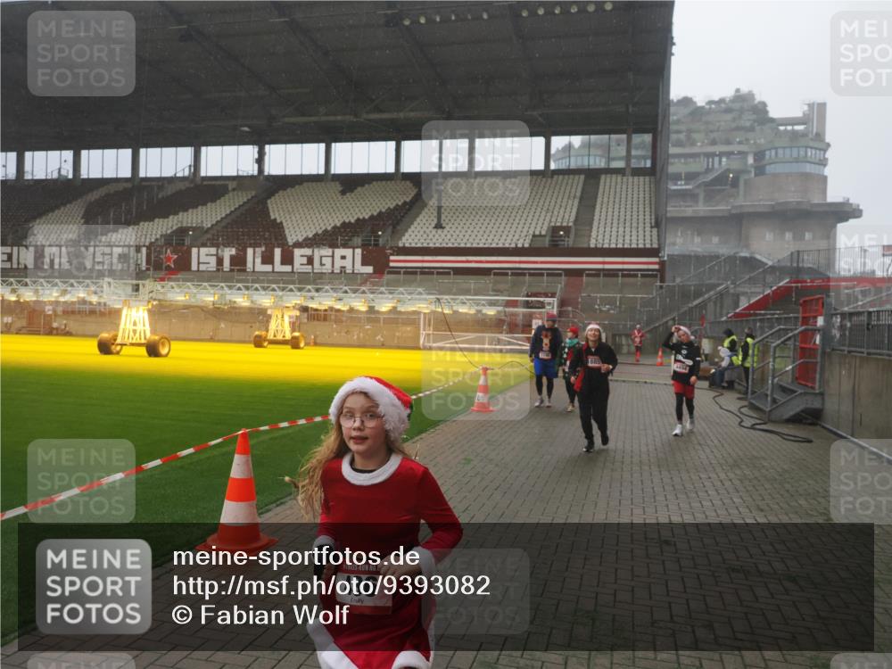 07.12.2025 - St. Pauli X-Mass-Run No. 15 Fabian Wolf http://msf.ph/oto/9393082 07.12.2025 10:15:23 Ziel 431, 436, 438, 1180, 1183, 1885, 2666, 2667, 2668, 3103, 4494, 4536 meine-sportfotos.de