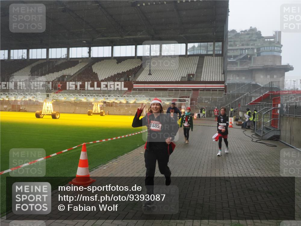 07.12.2025 - St. Pauli X-Mass-Run No. 15 Fabian Wolf http://msf.ph/oto/9393087 07.12.2025 10:15:25 Ziel 431, 436, 438, 1180, 1183, 1885, 3103, 4494, 4536 meine-sportfotos.de