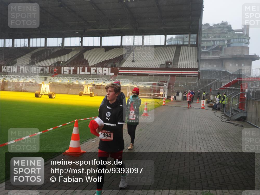 07.12.2025 - St. Pauli X-Mass-Run No. 15 Fabian Wolf http://msf.ph/oto/9393097 07.12.2025 10:15:29 Ziel 431, 436, 438, 1180, 1183, 1885, 3053, 3103, 4494, 4536 meine-sportfotos.de
