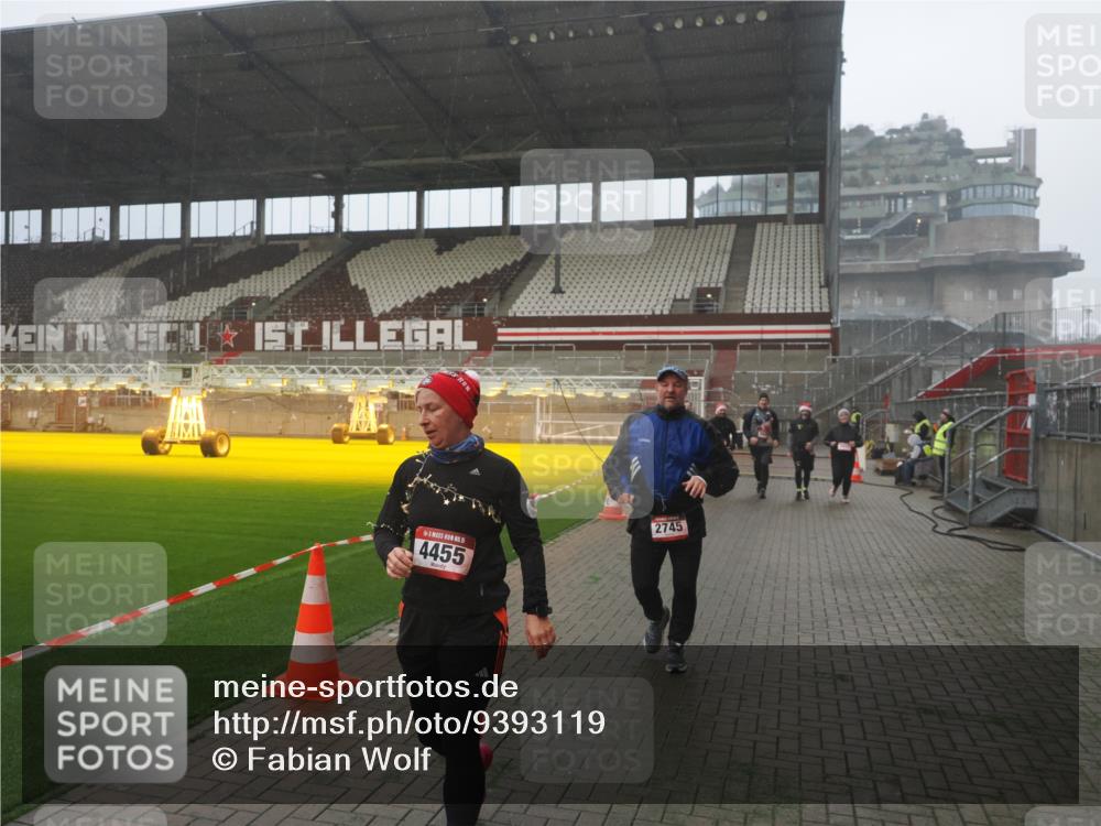07.12.2025 - St. Pauli X-Mass-Run No. 15 Fabian Wolf http://msf.ph/oto/9393119 07.12.2025 10:15:41 Ziel 2641, 2645, 2652, 2658, 2659, 2745, 3053, 4455 meine-sportfotos.de
