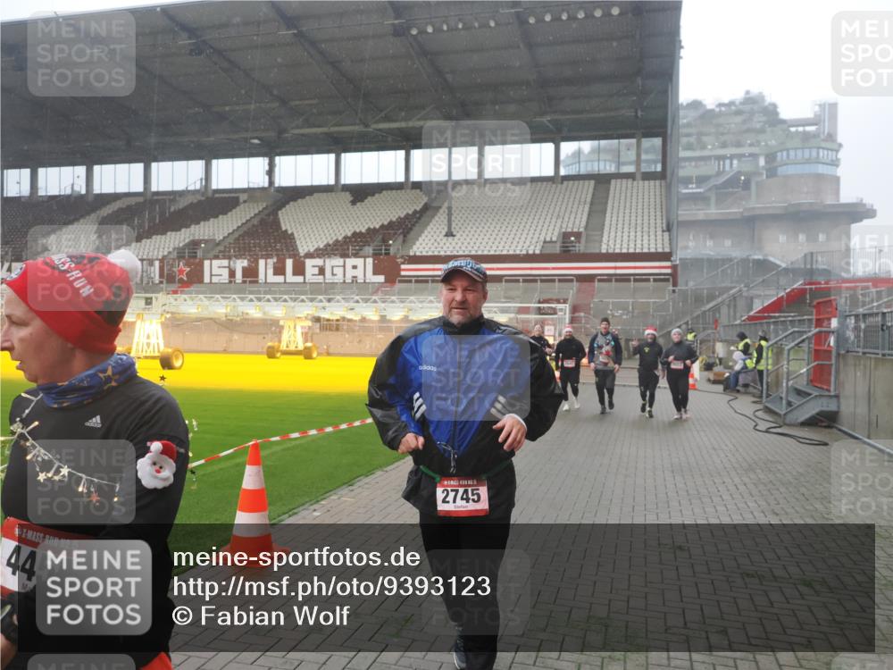 07.12.2025 - St. Pauli X-Mass-Run No. 15 Fabian Wolf http://msf.ph/oto/9393123 07.12.2025 10:15:42 Ziel 2641, 2645, 2652, 2658, 2659, 2745, 3053, 4455 meine-sportfotos.de