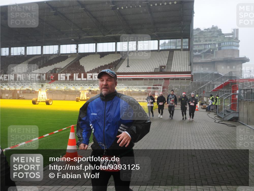 07.12.2025 - St. Pauli X-Mass-Run No. 15 Fabian Wolf http://msf.ph/oto/9393125 07.12.2025 10:15:43 Ziel 2641, 2645, 2652, 2658, 2659, 2745, 3053, 4455 meine-sportfotos.de