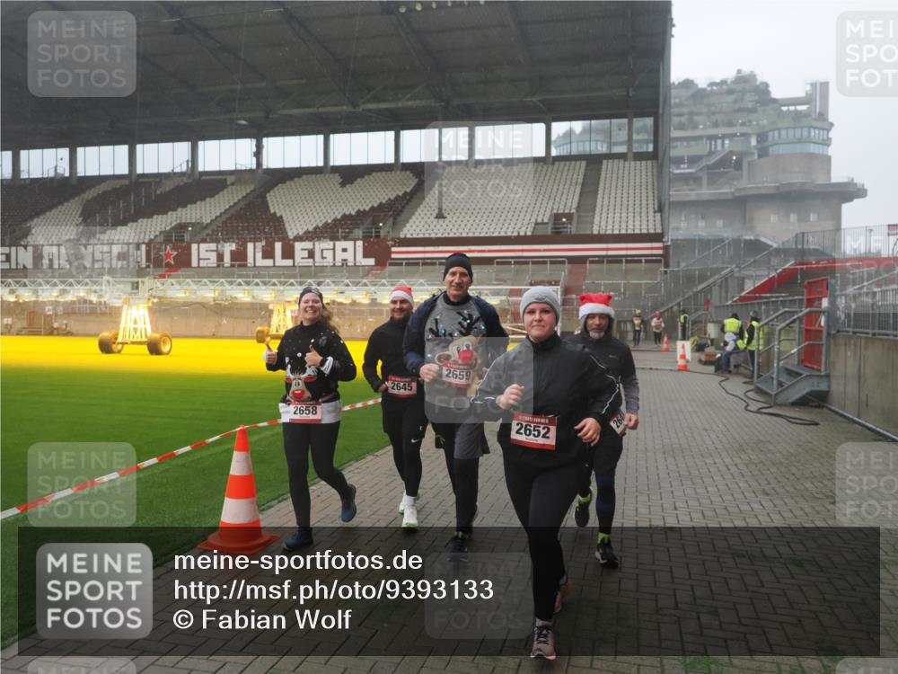 07.12.2025 - St. Pauli X-Mass-Run No. 15 Fabian Wolf http://msf.ph/oto/9393133 07.12.2025 10:15:47 Ziel 2641, 2645, 2652, 2658, 2659, 2745, 4455 meine-sportfotos.de