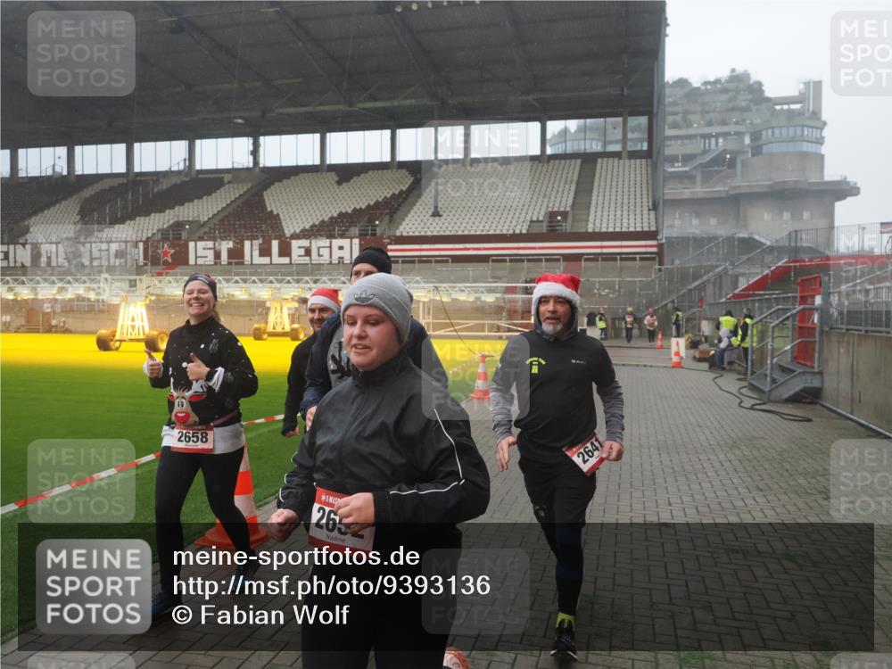 07.12.2025 - St. Pauli X-Mass-Run No. 15 Fabian Wolf http://msf.ph/oto/9393136 07.12.2025 10:15:48 Ziel 2641, 2645, 2652, 2658, 2659, 2745, 4455 meine-sportfotos.de