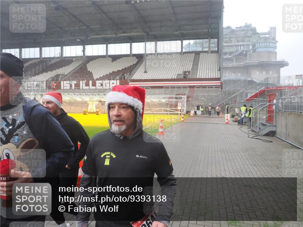 07.12.2025 - St. Pauli X-Mass-Run No. 15 Fabian Wolf http://msf.ph/oto/9393138 07.12.2025 10:15:48 Ziel 2641, 2645, 2652, 2658, 2659, 2745, 4455 meine-sportfotos.de