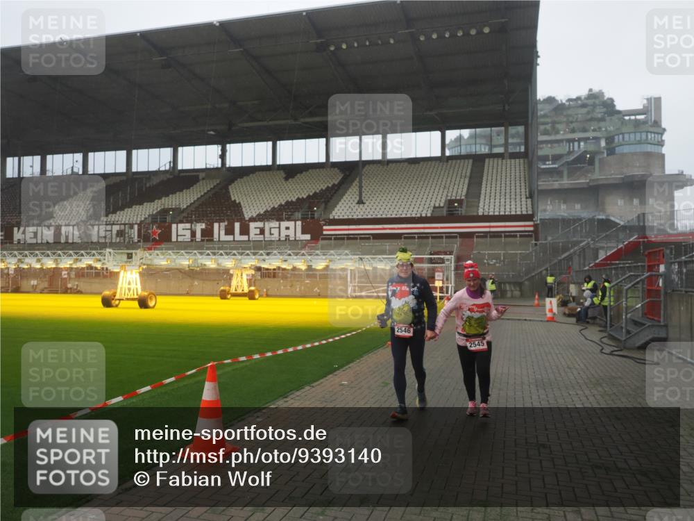 07.12.2025 - St. Pauli X-Mass-Run No. 15 Fabian Wolf http://msf.ph/oto/9393140 07.12.2025 10:16:03 Ziel 2545, 2546 meine-sportfotos.de