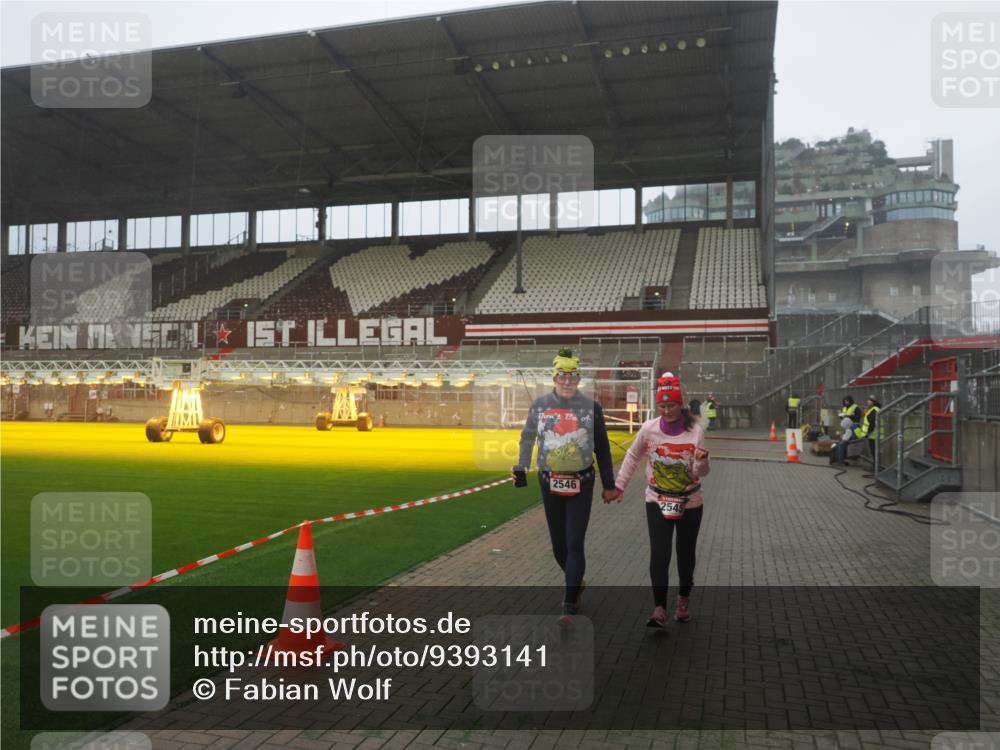 07.12.2025 - St. Pauli X-Mass-Run No. 15 Fabian Wolf http://msf.ph/oto/9393141 07.12.2025 10:16:03 Ziel 2545, 2546 meine-sportfotos.de