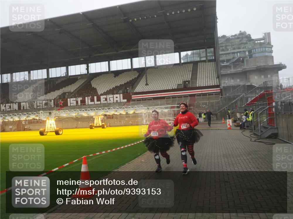 07.12.2025 - St. Pauli X-Mass-Run No. 15 Fabian Wolf http://msf.ph/oto/9393153 07.12.2025 10:16:22 Ziel 394, 1328, 2743 meine-sportfotos.de