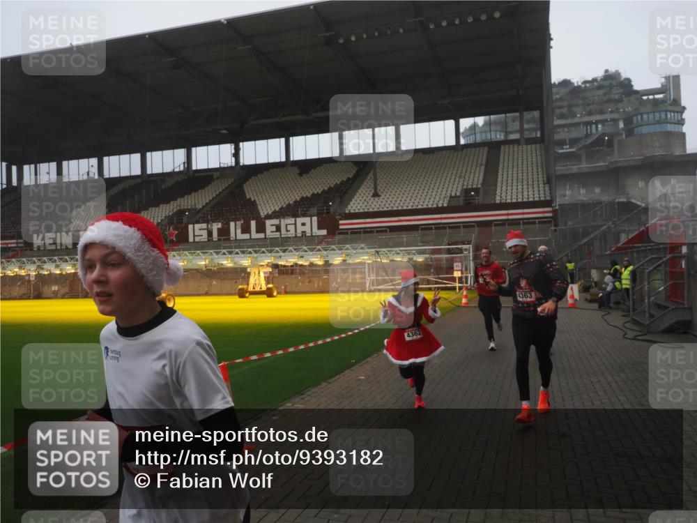07.12.2025 - St. Pauli X-Mass-Run No. 15 Fabian Wolf http://msf.ph/oto/9393182 07.12.2025 10:16:35 Ziel 2185, 2266, 4362, 4363, 4510 meine-sportfotos.de