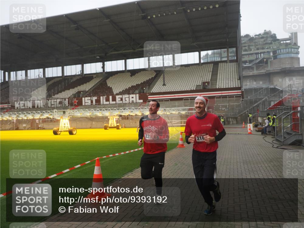 07.12.2025 - St. Pauli X-Mass-Run No. 15 Fabian Wolf http://msf.ph/oto/9393192 07.12.2025 10:16:37 Ziel 2185, 2266, 4362, 4363, 4510 meine-sportfotos.de
