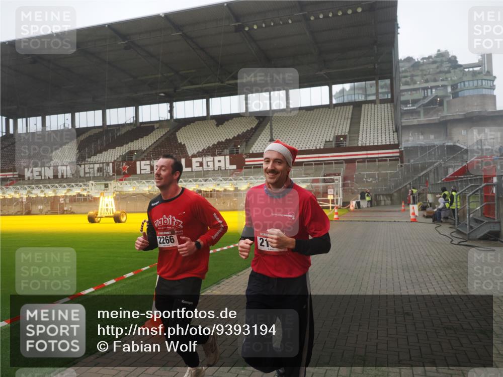 07.12.2025 - St. Pauli X-Mass-Run No. 15 Fabian Wolf http://msf.ph/oto/9393194 07.12.2025 10:16:37 Ziel 2185, 2266, 4362, 4363, 4510 meine-sportfotos.de