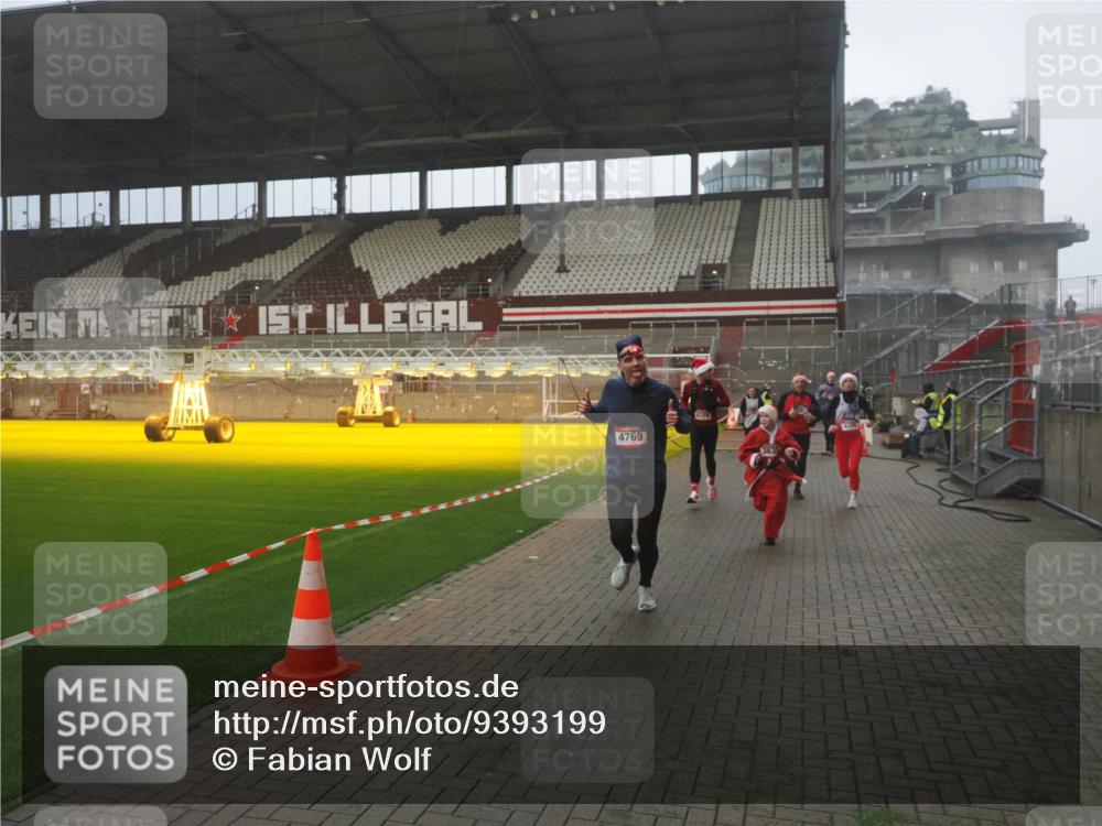 07.12.2025 - St. Pauli X-Mass-Run No. 15 Fabian Wolf http://msf.ph/oto/9393199 07.12.2025 10:16:47 Ziel 1989, 1997, 2185, 2266, 3633, 4356, 4359, 4363, 4510, 4769 meine-sportfotos.de