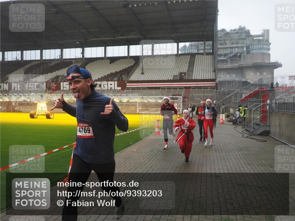 07.12.2025 - St. Pauli X-Mass-Run No. 15 Fabian Wolf http://msf.ph/oto/9393203 07.12.2025 10:16:48 Ziel 1989, 1997, 2185, 2266, 3633, 4356, 4359, 4363, 4769 meine-sportfotos.de