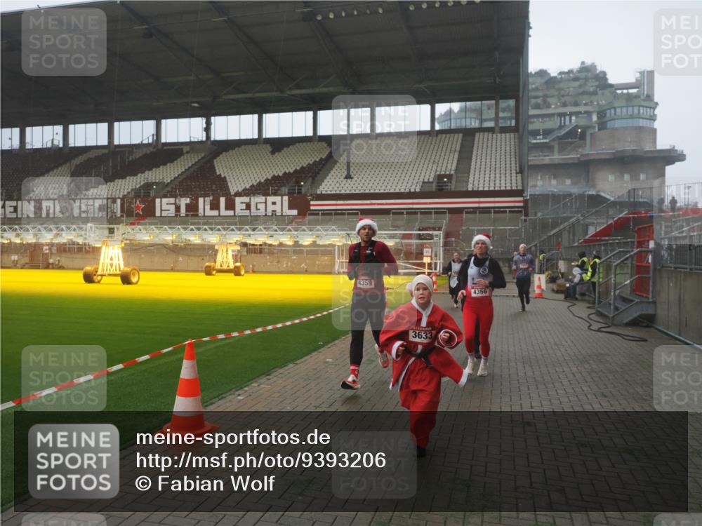 07.12.2025 - St. Pauli X-Mass-Run No. 15 Fabian Wolf http://msf.ph/oto/9393206 07.12.2025 10:16:49 Ziel 1620, 1989, 1997, 2185, 2266, 3633, 4356, 4359, 4363, 4769 meine-sportfotos.de
