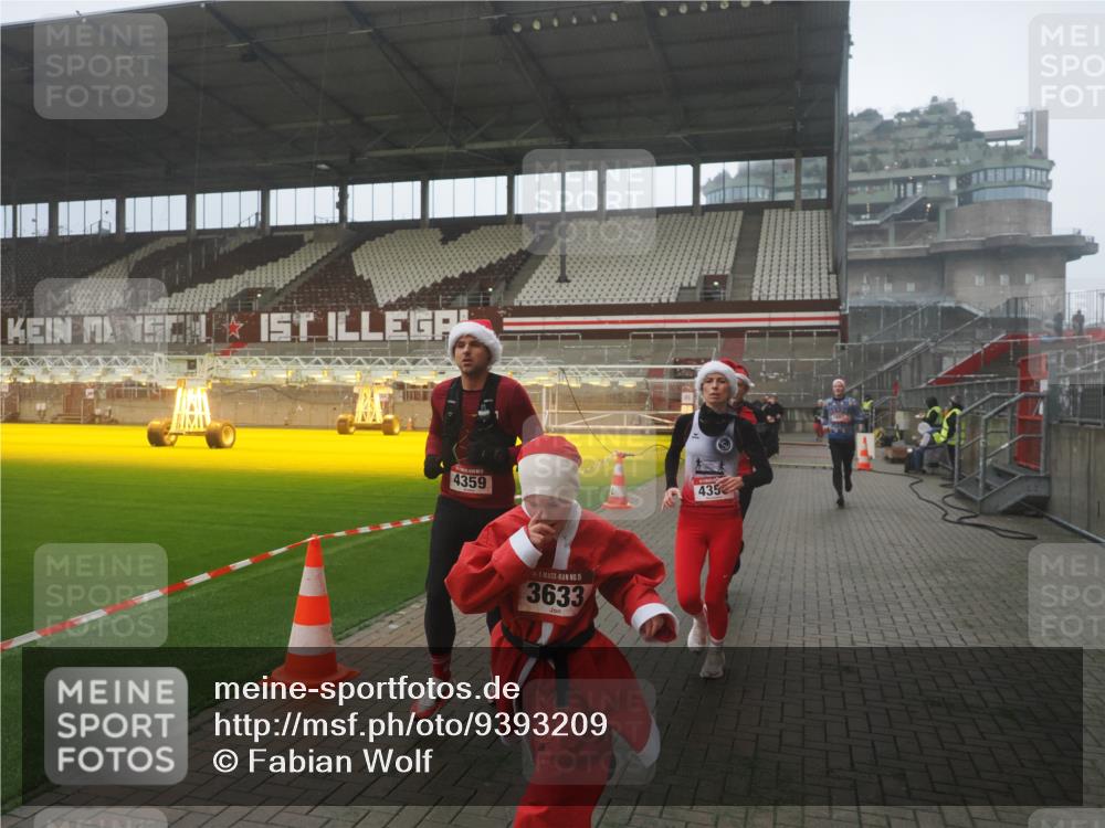 07.12.2025 - St. Pauli X-Mass-Run No. 15 Fabian Wolf http://msf.ph/oto/9393209 07.12.2025 10:16:49 Ziel 1620, 1989, 1997, 2185, 2266, 3633, 4356, 4359, 4363, 4769 meine-sportfotos.de