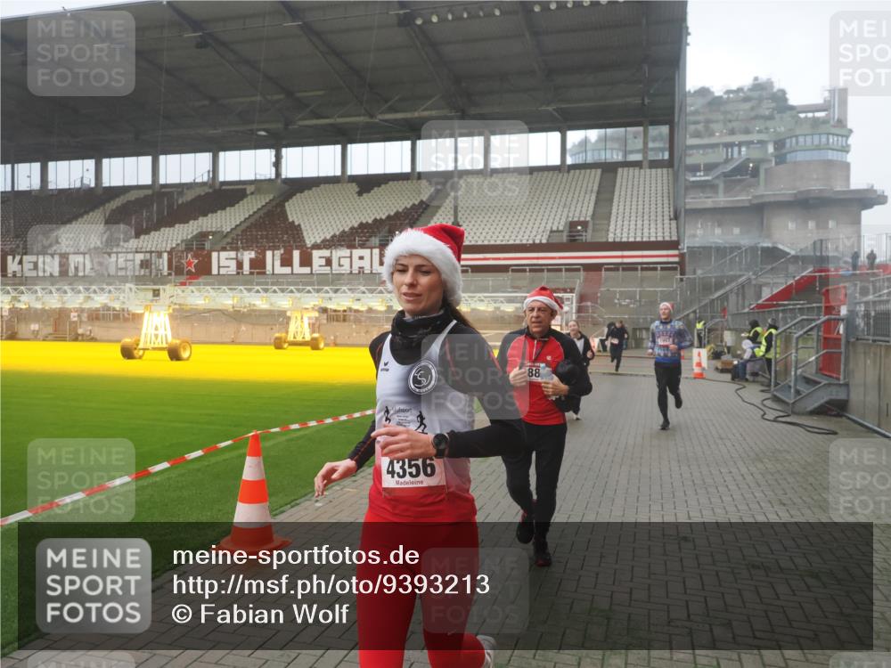 07.12.2025 - St. Pauli X-Mass-Run No. 15 Fabian Wolf http://msf.ph/oto/9393213 07.12.2025 10:16:50 Ziel 1620, 1989, 1997, 2185, 2266, 3633, 4356, 4359, 4769 meine-sportfotos.de