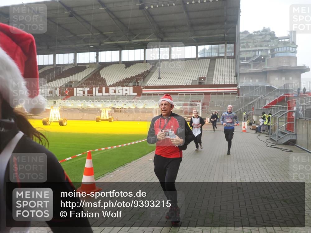 07.12.2025 - St. Pauli X-Mass-Run No. 15 Fabian Wolf http://msf.ph/oto/9393215 07.12.2025 10:16:51 Ziel 1620, 1989, 1997, 2185, 2266, 3633, 4356, 4359, 4769 meine-sportfotos.de