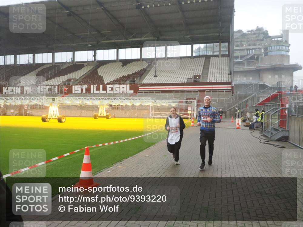 07.12.2025 - St. Pauli X-Mass-Run No. 15 Fabian Wolf http://msf.ph/oto/9393220 07.12.2025 10:16:52 Ziel 1620, 1989, 1997, 3633, 4356, 4359, 4769 meine-sportfotos.de