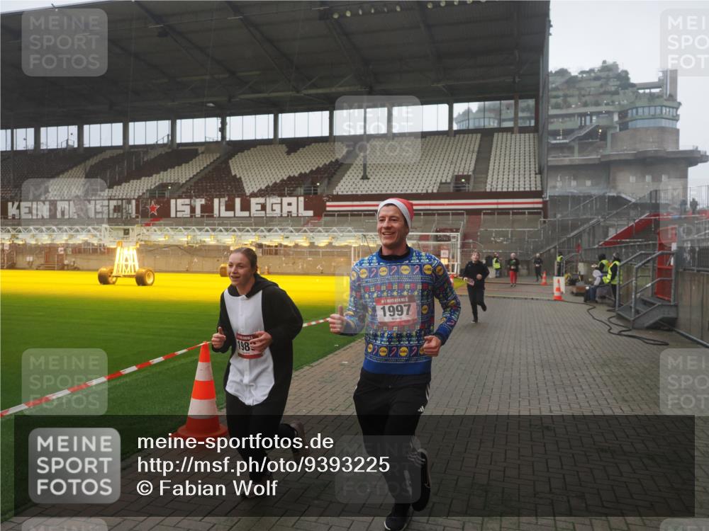 07.12.2025 - St. Pauli X-Mass-Run No. 15 Fabian Wolf http://msf.ph/oto/9393225 07.12.2025 10:16:53 Ziel 1620, 1989, 1997, 2694, 3633, 4356, 4359, 4769 meine-sportfotos.de