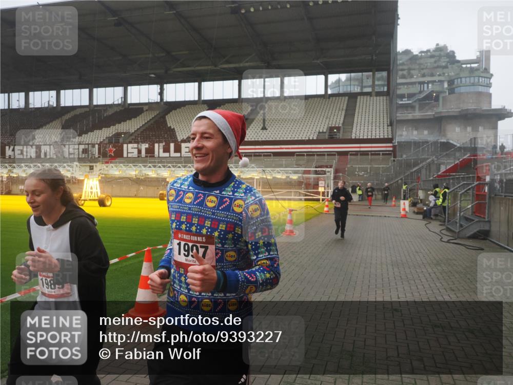 07.12.2025 - St. Pauli X-Mass-Run No. 15 Fabian Wolf http://msf.ph/oto/9393227 07.12.2025 10:16:53 Ziel 1620, 1989, 1997, 2694, 3633, 4356, 4359, 4769 meine-sportfotos.de