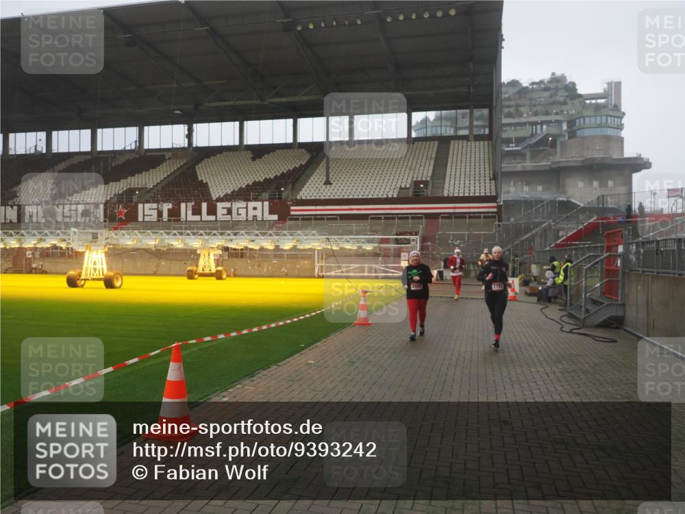 07.12.2025 - St. Pauli X-Mass-Run No. 15 Fabian Wolf http://msf.ph/oto/9393242 07.12.2025 10:17:02 Ziel 1620, 1762, 1989, 1997, 2694, 3229, 3633, 3987, 4356, 4359, 4769 meine-sportfotos.de