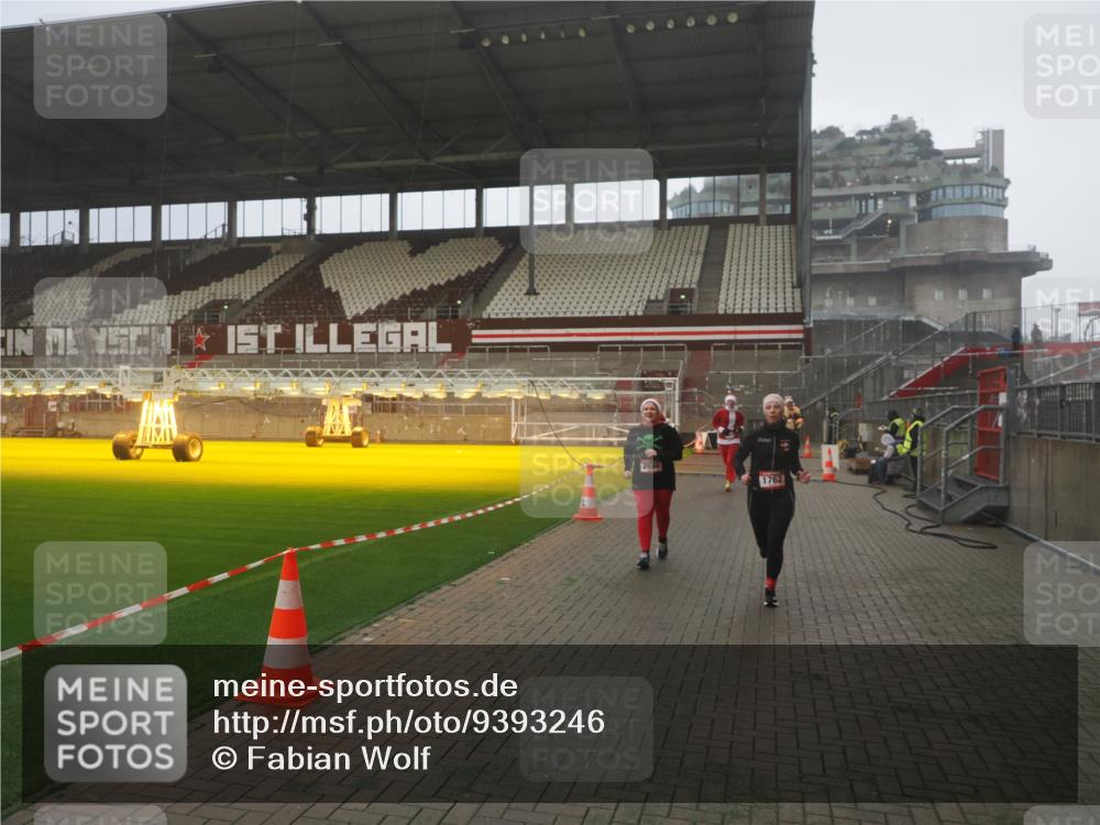 07.12.2025 - St. Pauli X-Mass-Run No. 15 Fabian Wolf http://msf.ph/oto/9393246 07.12.2025 10:17:02 Ziel 1620, 1762, 1989, 1997, 2694, 3229, 3633, 3987, 4356, 4359, 4769 meine-sportfotos.de