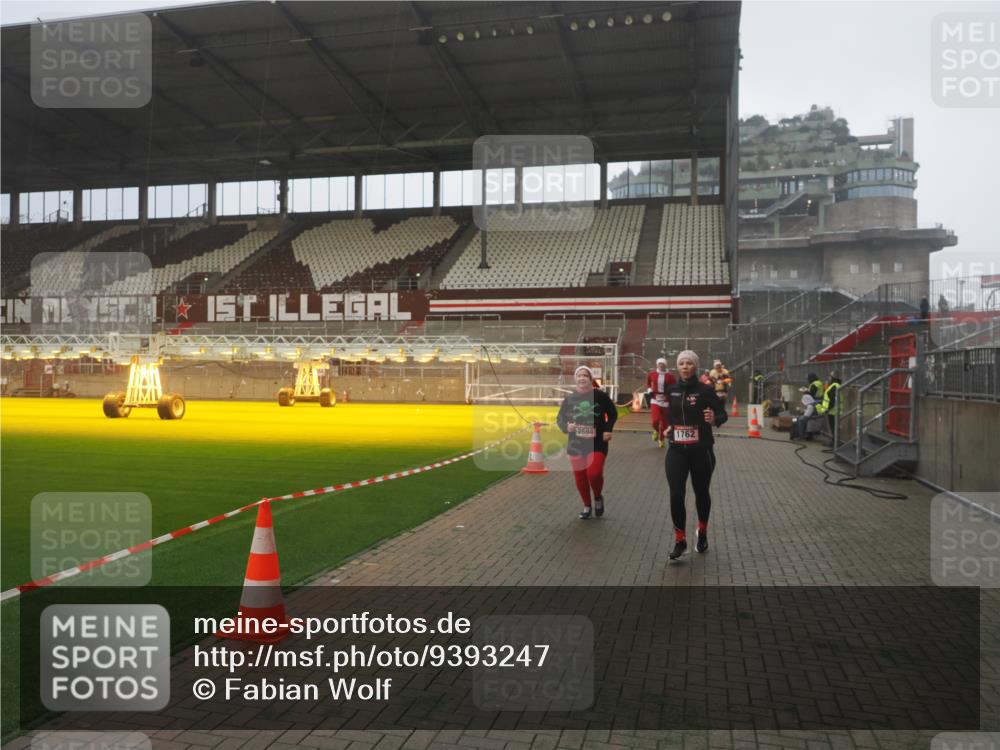 07.12.2025 - St. Pauli X-Mass-Run No. 15 Fabian Wolf http://msf.ph/oto/9393247 07.12.2025 10:17:03 Ziel 1620, 1762, 1989, 1997, 2694, 3229, 3987, 4356, 4359, 4769 meine-sportfotos.de