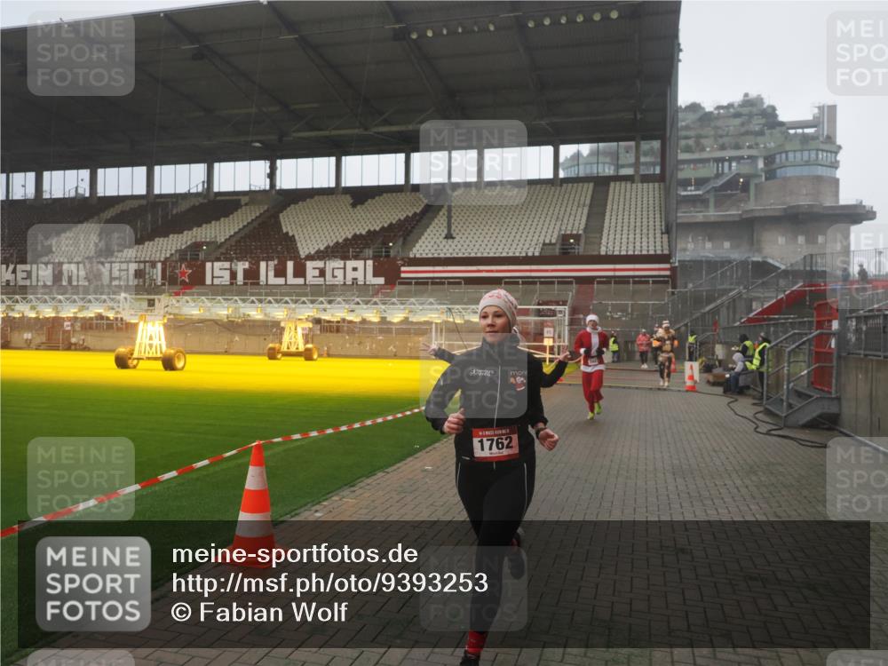 07.12.2025 - St. Pauli X-Mass-Run No. 15 Fabian Wolf http://msf.ph/oto/9393253 07.12.2025 10:17:04 Ziel 1620, 1762, 1989, 1997, 2694, 3229, 3987, 4356, 4359 meine-sportfotos.de