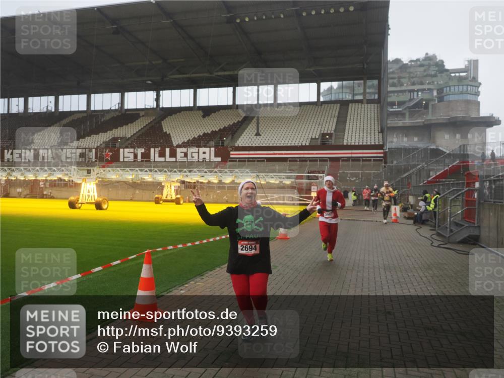 07.12.2025 - St. Pauli X-Mass-Run No. 15 Fabian Wolf http://msf.ph/oto/9393259 07.12.2025 10:17:05 Ziel 1620, 1762, 1989, 1997, 2694, 3229, 3987 meine-sportfotos.de