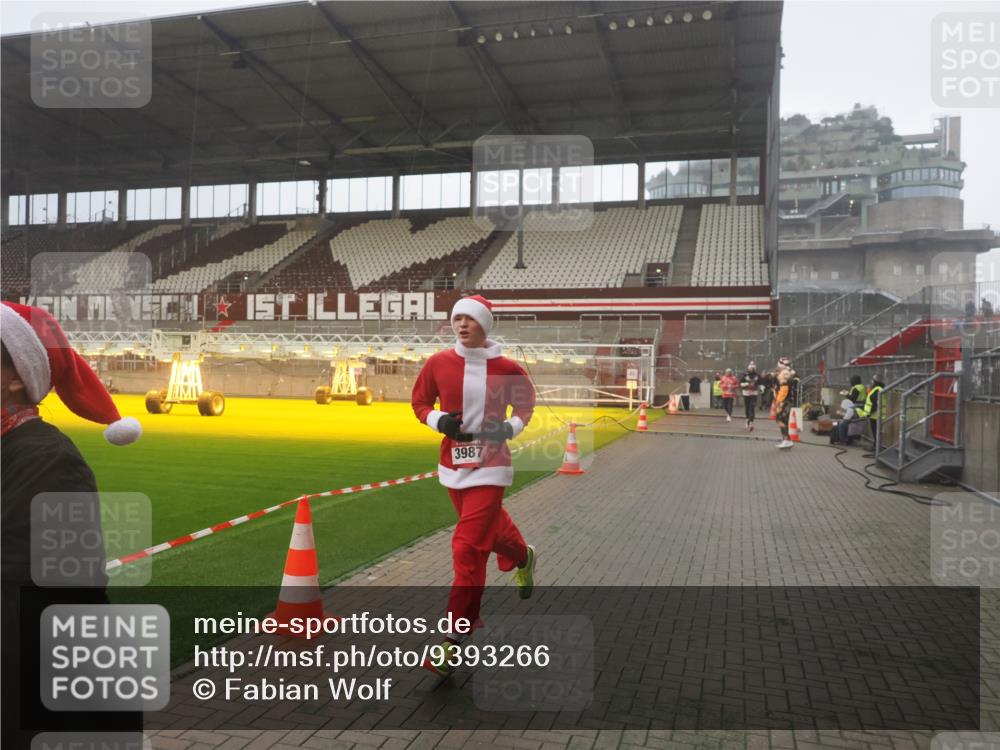 07.12.2025 - St. Pauli X-Mass-Run No. 15 Fabian Wolf http://msf.ph/oto/9393266 07.12.2025 10:17:06 Ziel 1620, 1762, 1989, 1997, 2694, 3229, 3522, 3987 meine-sportfotos.de