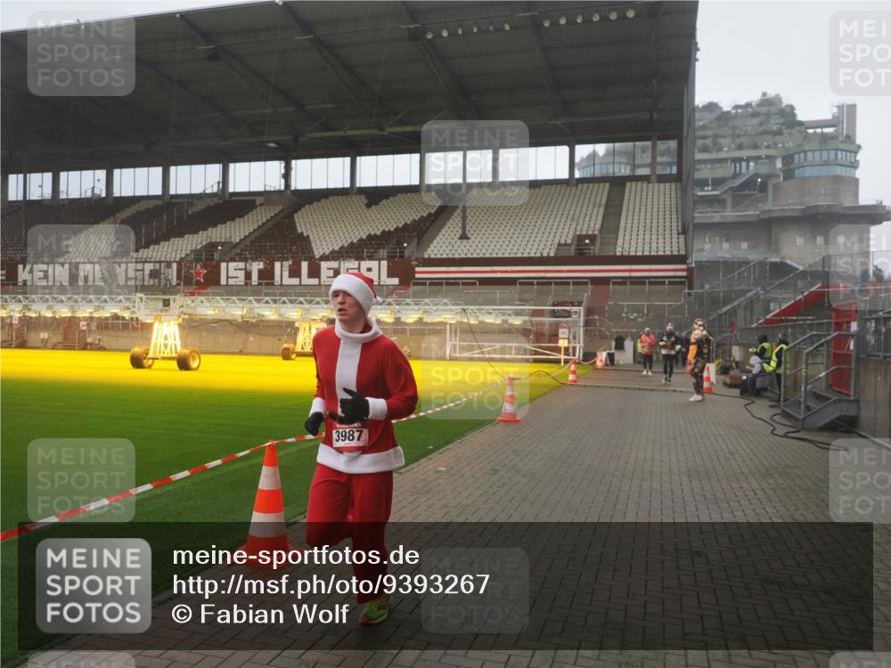 07.12.2025 - St. Pauli X-Mass-Run No. 15 Fabian Wolf http://msf.ph/oto/9393267 07.12.2025 10:17:07 Ziel 1620, 1762, 2694, 3229, 3522, 3874, 3987 meine-sportfotos.de