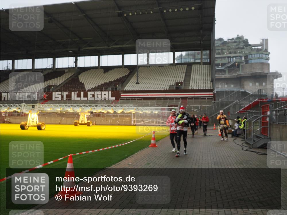 07.12.2025 - St. Pauli X-Mass-Run No. 15 Fabian Wolf http://msf.ph/oto/9393269 07.12.2025 10:17:14 Ziel 257, 268, 1762, 3229, 3522, 3874, 3987, 4114, 4764 meine-sportfotos.de