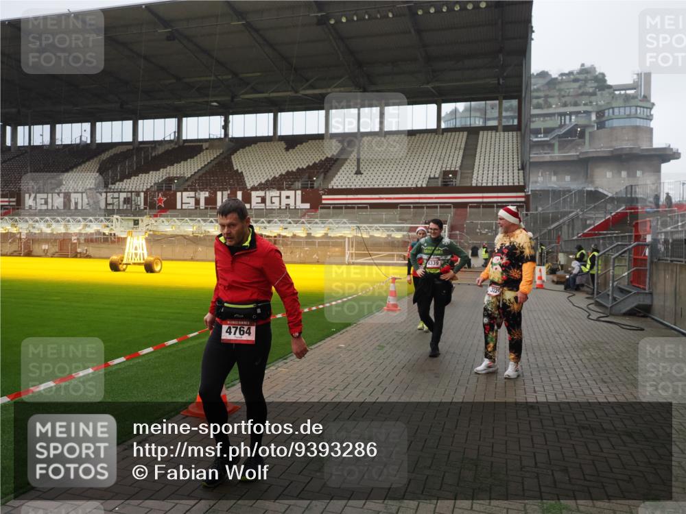07.12.2025 - St. Pauli X-Mass-Run No. 15 Fabian Wolf http://msf.ph/oto/9393286 07.12.2025 10:17:27 Ziel 257, 268, 2688, 2725, 2952, 3874, 4114, 4339, 4764 meine-sportfotos.de