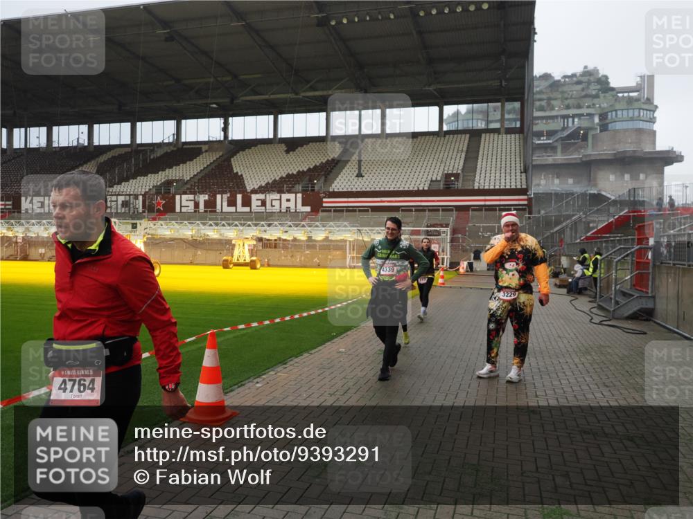 07.12.2025 - St. Pauli X-Mass-Run No. 15 Fabian Wolf http://msf.ph/oto/9393291 07.12.2025 10:17:28 Ziel 257, 268, 2688, 2725, 2952, 4114, 4339, 4764 meine-sportfotos.de