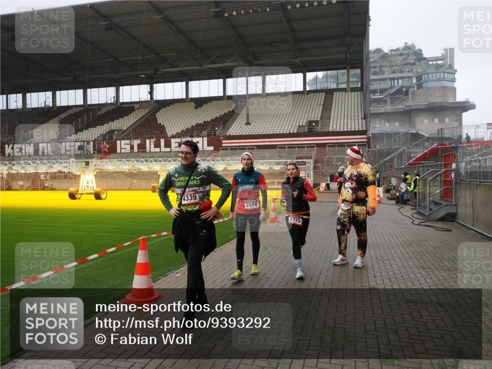 07.12.2025 - St. Pauli X-Mass-Run No. 15 Fabian Wolf http://msf.ph/oto/9393292 07.12.2025 10:17:29 Ziel 257, 268, 2688, 2725, 2952, 4114, 4339, 4764 meine-sportfotos.de