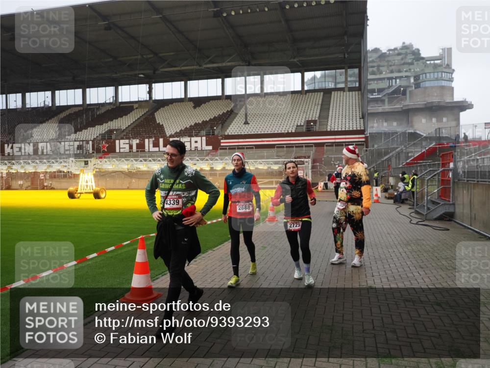 07.12.2025 - St. Pauli X-Mass-Run No. 15 Fabian Wolf http://msf.ph/oto/9393293 07.12.2025 10:17:30 Ziel 257, 268, 1161, 2688, 2725, 2952, 4114, 4127, 4339, 4764 meine-sportfotos.de