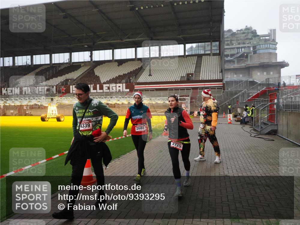 07.12.2025 - St. Pauli X-Mass-Run No. 15 Fabian Wolf http://msf.ph/oto/9393295 07.12.2025 10:17:30 Ziel 257, 268, 1161, 2688, 2725, 2952, 4114, 4127, 4339, 4764 meine-sportfotos.de