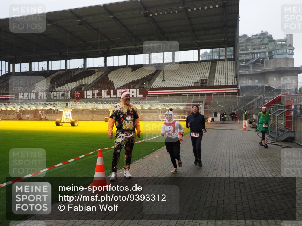 07.12.2025 - St. Pauli X-Mass-Run No. 15 Fabian Wolf http://msf.ph/oto/9393312 07.12.2025 10:17:37 Ziel 1161, 1162, 2688, 2725, 2952, 4127, 4339 meine-sportfotos.de