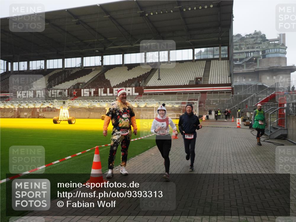 07.12.2025 - St. Pauli X-Mass-Run No. 15 Fabian Wolf http://msf.ph/oto/9393313 07.12.2025 10:17:37 Ziel 1161, 1162, 2688, 2725, 2952, 4127, 4339 meine-sportfotos.de