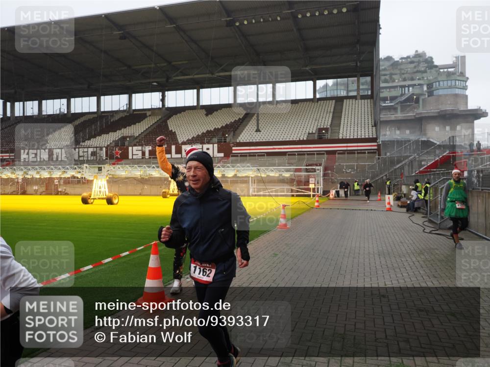 07.12.2025 - St. Pauli X-Mass-Run No. 15 Fabian Wolf http://msf.ph/oto/9393317 07.12.2025 10:17:39 Ziel 1161, 1162, 2688, 2725, 2952, 4127 meine-sportfotos.de