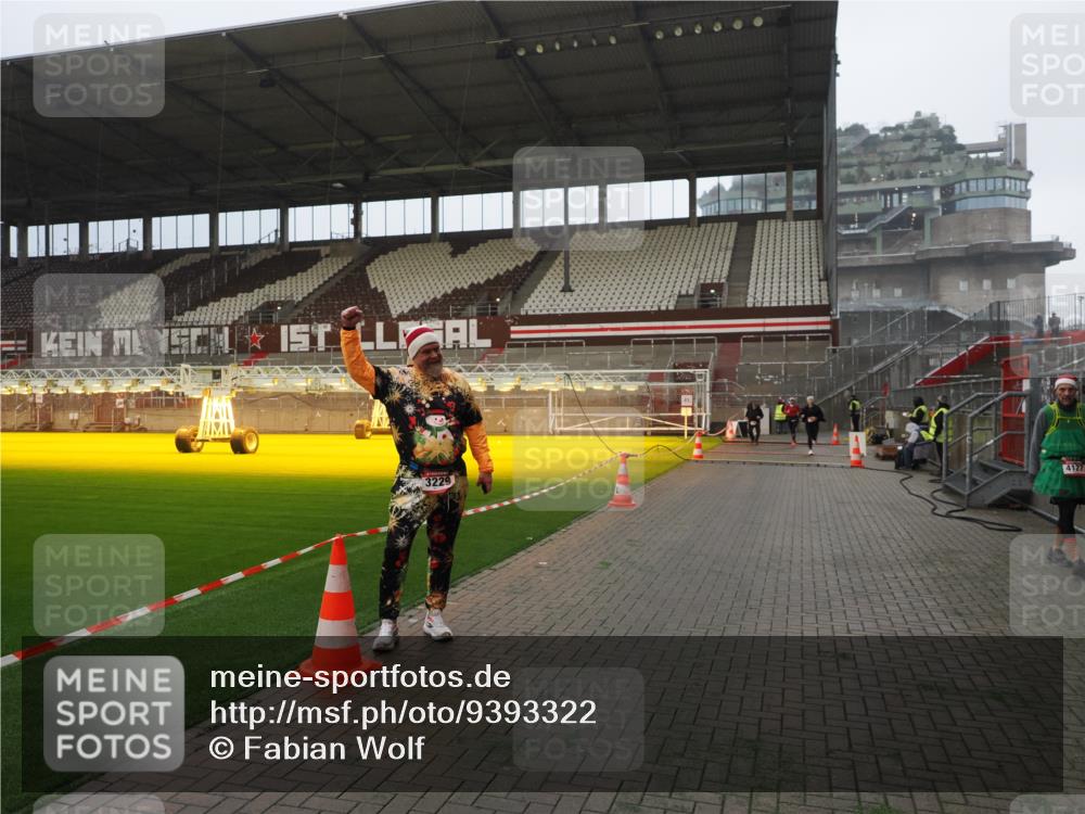 07.12.2025 - St. Pauli X-Mass-Run No. 15 Fabian Wolf http://msf.ph/oto/9393322 07.12.2025 10:17:40 Ziel 1161, 1162, 1963, 2688, 2725, 2952, 4127 meine-sportfotos.de