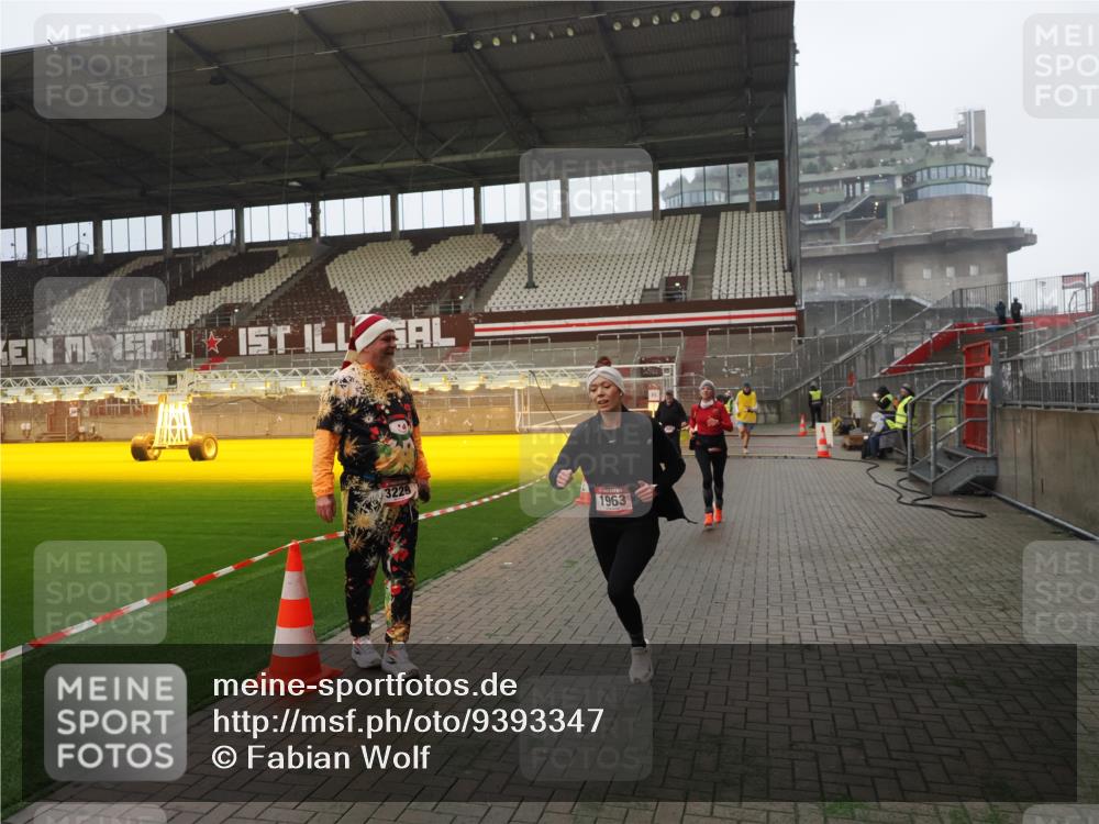 07.12.2025 - St. Pauli X-Mass-Run No. 15 Fabian Wolf http://msf.ph/oto/9393347 07.12.2025 10:17:46 Ziel 1161, 1162, 1963, 2663, 2952, 3804, 4127, 4227 meine-sportfotos.de