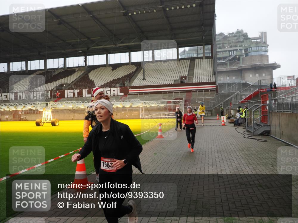 07.12.2025 - St. Pauli X-Mass-Run No. 15 Fabian Wolf http://msf.ph/oto/9393350 07.12.2025 10:17:46 Ziel 1161, 1162, 1963, 2663, 2952, 3804, 4127, 4227 meine-sportfotos.de