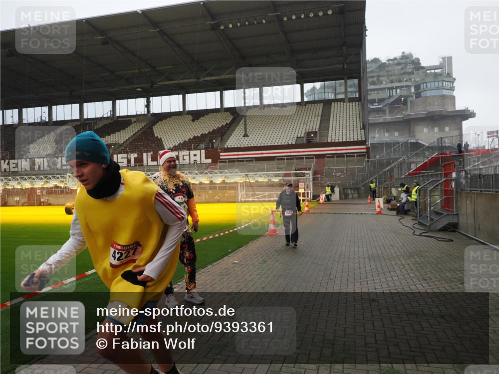 07.12.2025 - St. Pauli X-Mass-Run No. 15 Fabian Wolf http://msf.ph/oto/9393361 07.12.2025 10:17:50 Ziel 1161, 1162, 1963, 2663, 3804, 4127, 4227 meine-sportfotos.de