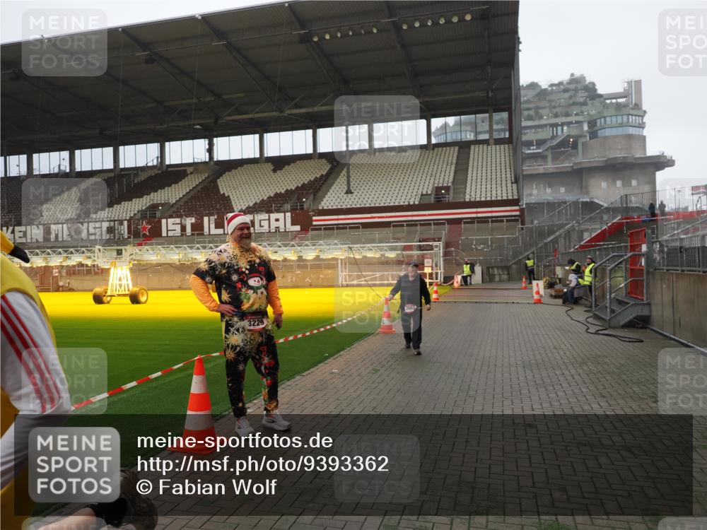07.12.2025 - St. Pauli X-Mass-Run No. 15 Fabian Wolf http://msf.ph/oto/9393362 07.12.2025 10:17:51 Ziel 1162, 1963, 2663, 3804, 4227 meine-sportfotos.de